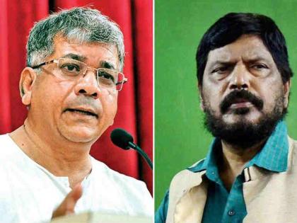 I am not talking about dogs and cat, Prakash ambedkar criticism on ramdas Athavale | मी कुत्र्या-मांजरांवरती बोलत नसतो, प्रकाश आंबेडकरांची आठवलेंवर जहरी टीका