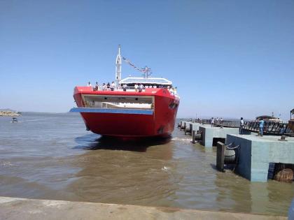 Starting from Mumbai to Mandawa Roe-Ro service | मुंबई ते मांडवा रो-रो सेवेला प्रारंभ, हॉवरक्राफ्ट जूनपर्यंत