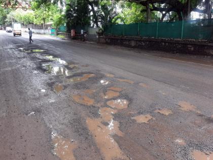 commissioner sir roam elsewhere along with the usual route It is ridiculous to say that 90 percent of potholes in the pune city have been filled | आयुक्त साहेब, 'नेहमीच्या मार्गासह अन्यत्रही फिरा..' शहरातील ९० टक्के खड्डे बुजवले म्हणणे हास्यास्पद