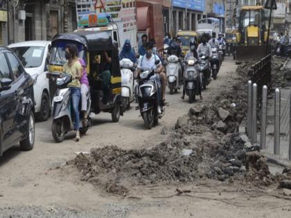 Pune Municipal Corporation has stopped road digging except for essential services | अत्यावश्यक सेवा वगळता रस्ते खोदाई पुणे महापालिकेने थांबवली