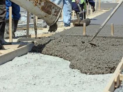 Cement road work is closed, even if the work is done at night, more water is needed for curing | ‘हाय ये गर्मी’; सिमेंट रस्त्यांची कामे बंद, रात्री काम केले तरी क्युरिंगला जास्त पाणी हवे