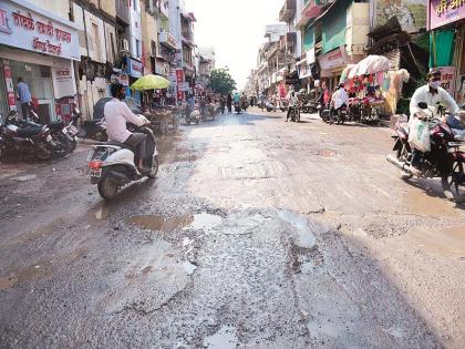 Shards of road from Shahaganj to Headpost Office; Who is responsible for the city pit ? | शहागंज ते हेडपोस्ट ऑफिस रस्त्याच्या ठिकऱ्या; शहर खड्ड्यात जबाबदार कोण ?