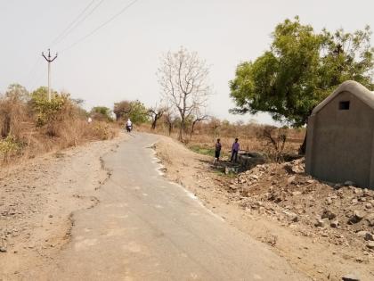 Asegaon-Warud road in bad condition | आसेगाव-वरूड रस्त्याची बाजू खचली; वाहनधारक त्रस्त !