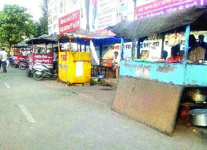 Merchandise sellers on footpath; Passenger on the road! Status of bus station area: encroachment by Chinese businessmen | कऱ्हाडात विक्रेते फूटपाथवर; प्रवासी रस्त्यावर ! बसस्थानक परिसरातील स्थिती : चायनीज व्यावसायिकांकडून अतिक्रमण