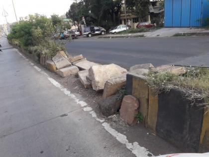 Due to lack of color, will there be an accident ...? | रंग नसल्याने होताहेत अपघात.......बांधकाम खाते रंगविणार का?