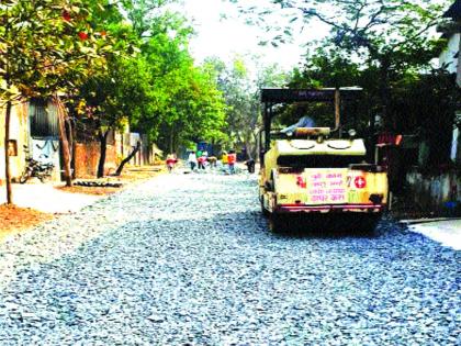 Road created by entrepreneurs at a cost of two lakhs | उद्योजकांनी दोन लाख खर्चून तयार केला रस्ता