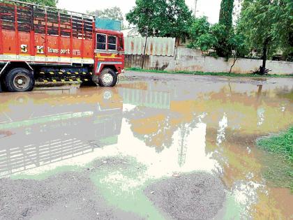 Chikalthana MIDC? Don't, Dad; Take care of the internal roads, back pain! | चिकलठाणा एमआयडीसी? नको रे बाबा; अंतर्गत रस्त्यांची झाली चाळण, पाठदुखीची काळजी घ्या!