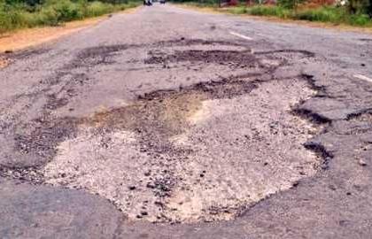 Roads in Nagpur district hit by Rs 70 crore | नागपूर जिल्ह्यात अतिवृष्टीचा रस्त्यांना ७० कोटीचा फटका