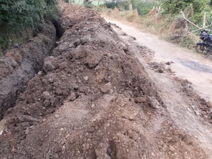 Due to drainage road damaged washim | नाली खोदकामामुळे रस्त्याची ऐसीतैसी; पंचायत समिती सदस्याची वाशिम जिल्हाधिकाऱ्यांकडे तक्रार 