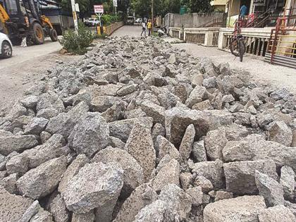 Strange work of Chhatrapati Sambhajinagar Municipal Corporation; Made a smooth cement road, again uprooted and thrown away | गुळगुळीत सिमेंट रस्ता केला, पुन्हा उखडून फेकला; छत्रपती संभाजीनगर मनपाचे अजब काम