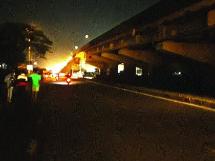 Kamothe Service Road on the highway in the dark for five years | महामार्गावरील कामोठे सर्व्हिस रोड पाच वर्षांपासून अंधारात