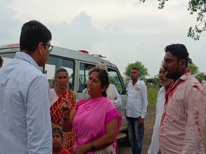 A clash between the two groups took place in front of the government officials who had come to inspect the road at Modekarivasti in Panvan satara | सातारा: रस्त्यावरून वाद, पानवन येथे शासकीय अधिकाऱ्यांसमोरच दोन्ही गटांत तुफान हाणामारी; चौघे जखमी