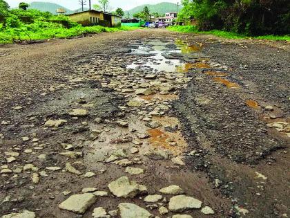 Chalan by road potholes in the district | जिल्ह्यातील रस्त्यांची खड्ड्यांमुळे चाळण Chalan by road potholes in the district | जिल्ह्यातील रस्त्यांची खड्ड्यांमुळे चाळण