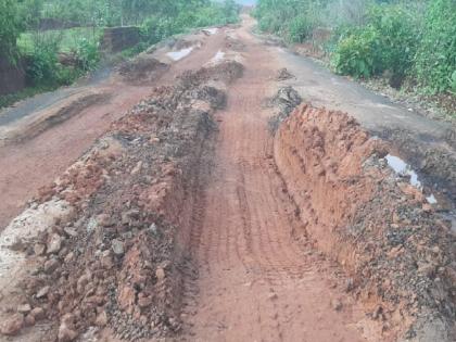 Dilapidated condition of the road in Kasarde which was renovated at a cost of 11 lakhs | Sindhudurg: ११ लाखांचा निधी खर्च केला, पावसाच्या सुरुवातीलाच कासार्डे येथील रस्ता खड्ड्यात गेला 