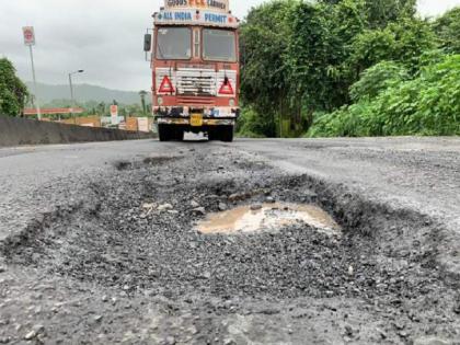 Drivers beware Danger of accidents due to potholes on these roads | वाहनचालकांनो सावधान! पिंपरी चिंचवडमध्ये या रस्त्यांवर खड्ड्यांमुळे अपघाताचा धोका