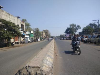 Khamgaon: The structure of the road leaving the centerline | खामगाव: सेंटरलाईन सोडून रस्त्याची संरचना