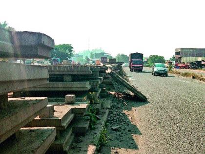 Traffic barrier; Literature Increased risk of an accident due to falling on the road | वाहतुकीला अडथळा; साहित्य रस्त्यावर पडल्याने अपघाताचा वाढला धोका