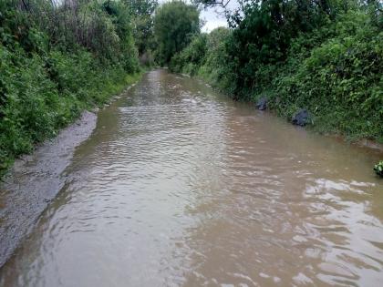 A 5-km muddy road torn by parents for the treatment of baby | चिमुकलीच्या उपचारासाठी पालकांनी तुडवला ५ किलोमीटरचा चिखलमय रस्ता 