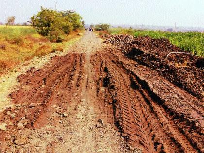 'Chalan' of Navy-Palsadev Road, demanded action; Temporary repair | न्हावी-पळसदेव रस्त्याची ‘चाळण’, कारवाईची मागणी; तात्पुरती डागडुजी