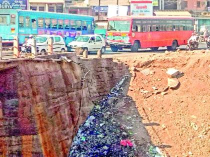 the Bridge at the Rajgurunagar Nullah is dangerous | पुणे-नाशिक महामार्गावर मृत्यूचा पूल, राजगुरुनगर ओढ्यावरील ब्रिटिशकालीन पूल धोकादायक