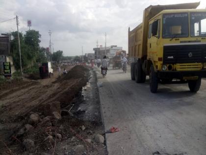 Not 100 feet but its 78 feet's road In Majalagaon; How to get rid of the rules? | माजलगावात १०० ऐवजी ७८ फुटांचा रस्ता; नियम डावलून कशी तरी कामे करण्याचा कंपनीचा सपाटा 