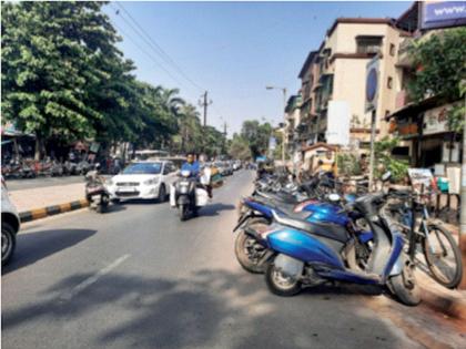 Obstruction of vertical vehicles on the road | रस्त्यावर उभ्या वाहनांचा होतो अडथळा; नवीन पनवेल येथील चित्र