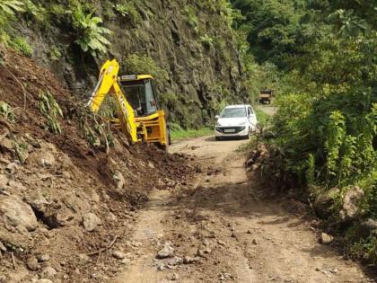 Cracks removed in the road at Kadwe Khind The road resumes at Velhe Panshet | कादवे खिंडीवरील रस्त्यात दरड हटवली; वेल्हे पानशेत रस्ता पुन्हा सुरु