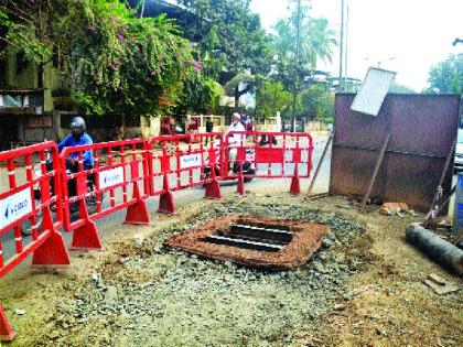  Failure of road clearance in Panvel, open manhole; Probability of Accident | पनवेलमधील रस्त्यांची दुरवस्था, खुले मॅनहोल ठरताहेत जीवघेणे; अपघाताची शक्यता