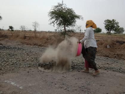 irregularity in the road work in Washim District | अडिच कोटीच्या रस्ता कामात नियमांना बगल