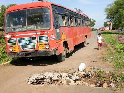 Road closed due to a pipe pipe bursting in Jamner taluka | जामनेर तालुक्यात पुलाचा पाईप फुटल्याने रस्ता झाला बंद