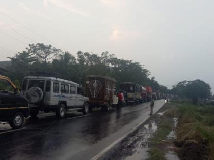 Windy rain in the Goregaon and Lonare area, Mumbai-Goa highway closed for nearly an hour | गोरेगाव व लोणेरे परिसरात वादळी पाऊस, मुंबई-गोवा महामार्ग सुमारे तासभर बंद