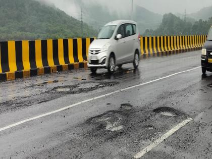 Central government's new Varasave bridge potholes in the first rain | केंद्र सरकारच्या नवीन वरसावे पुलावर पहिल्याच पावसात खड्डे 