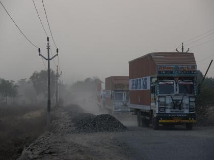 travelers spend 45 min time for pasiing 4 kms Sajapur-Sharanapur road | साजापूर-शरणापूर रस्त्यावर ४ कि.मी. साठी लागतात पाऊणतास...