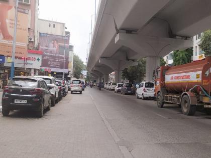 pune traffic Illegal parking on Sinhagad road invites traffic jam | Pune Traffic : सिंहगड रस्त्यावरील अवैध पार्किंगमुळे कोंडीला निमंत्रण