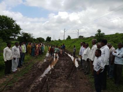 Villagers tugged the mud for the road | रस्त्यासाठी ग्रामस्थांनी तुडविला ‘चिखल’! एकफळ वासियांचे अनोखे आंदोलन