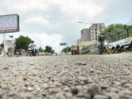 Fatal potholes, iron bars lying open on the Tisgaon railway flyover on the Ahamdnagar highway | नगर महामार्गावरील रेल्वे उड्डाणपुलावर जीवघेणे खड्डे, लोखंडी सळ्या पडल्या उघड्या