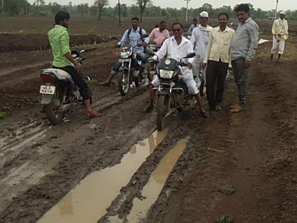 Due to partial work, the Mirzapur-Shirpur road in the dam's water | अर्धवट कामामुळे मिर्झापूर-शिरपूर रस्ता गेला धरणाच्या पाण्यात 