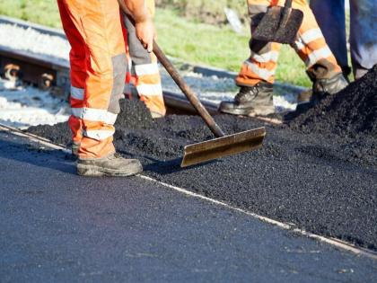pune news citizens suffer from inadequate repairs in Moshi; Series of accidents continue due to gravel on the road | मोशीतील अपुऱ्या दुरुस्तीचे भोग नागरिकांना; रस्त्यावरील खडीमुळे अपघातांची मालिका सुरूच