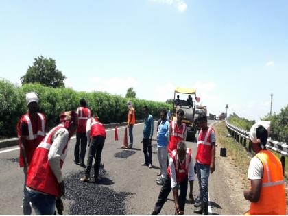 On the Jalna Road, the potholes filling work were started | जालना रोडवरील खड्डेभरणीस मुहूर्त मिळाला 