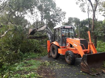 Talere Kolhapur National Highway is smooth within six hours; Tireless efforts of Police and Construction | तळेरे कोल्हापूर राष्ट्रीय महामार्ग सहा तासांनी सुरळीत;पोलीस व बांधकामचे अथक प्रयत्न