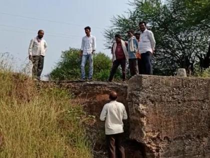 This is the death trap road in Yavatmal district with a man-sized pit | हा आहे पुरुषभर उंचीचे खड्डे असलेला यवतमाळ जिल्ह्यातील मृत्यू सापळा मार्ग