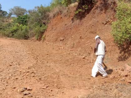 An old man from Umbri Chorge has thrown pimples on the road and filled the pits! | याला म्हणतात ७२ वर्षाचा तरूण! हाती फावडा घेऊन ठाकरे सरकारला दिली चपराक