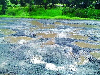 The contractor's bills are still drawn to the road chalking | रोडची चाळण तरीही ठेकेदारांची बिले काढली