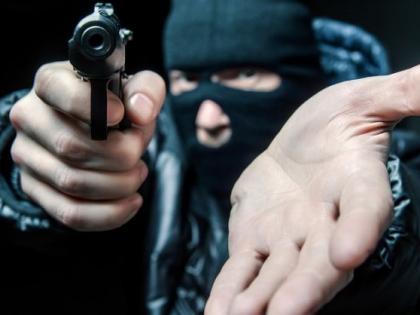 The event organizer was robbed by a pistol | पिस्तुलाच्या धाकावर इव्हेंट ऑर्गनायजरला लुटले