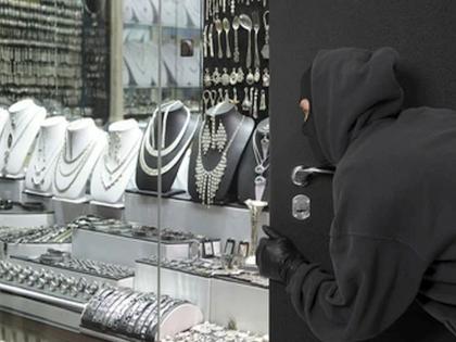 शिवडी पाठोपाठ घाटकोपरमध्ये भरदिवसा ज्वेलर्स दुकानात लूट - Marathi News | Looting at a jeweler's shop in broad daylight in Ghatkopar after a robbery | Latest News at Lokmat.com शिवडी पाठोपाठ घाटकोपरमध्ये भरदिवसा ज्वेलर्स दुकानात लूट - Marathi News | Looting at a jeweler's shop in broad daylight in Ghatkopar after a robbery | Latest News at Lokmat.com