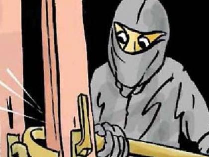 Brother went to sister's house for a day; The thief took cash, jewelery from the locked house | एका दिवसासाठी भाऊ बहिणीच्या घरी गेला; चोरट्याने बंद घरातून रोख, दागिने नेले