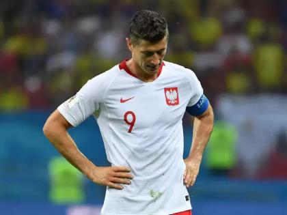 Robert Lewandowski was signing autographs for fans when a thief stole his 56 lakh watch | Robert Lewandowski: दिग्गज फुटबॉलपटू चाहत्यांना देत होता ऑटोग्राफ; तेवढ्यात ५६ लाखाचे घड्याळ घेऊन चोर फरार