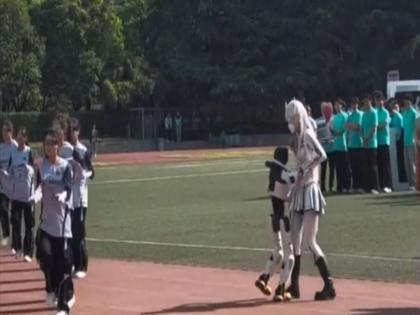 बापरे! रोबोने नृत्य करणाऱ्या विद्यार्थिनीला मारली मिठी; चीनमधील धक्कादायक प्रकाराने सर्वच अवाक् - Marathi News | Robot hugs dancing student; Shocking incident in China leaves everyone speechless | Latest international News at Lokmat.com