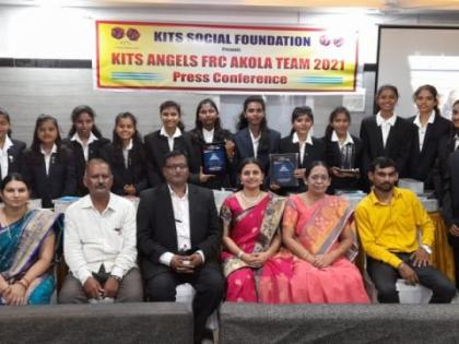 Akola Girl student shine in International Robotics Competition | आंतरराष्ट्रीय रोबोटिक्स स्पर्धेत विद्यार्थिनींची गरुड झेप