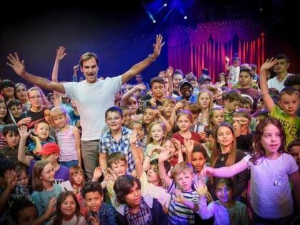 20 time Grand slam champion Roger Federer donates half a million to supports Ukrainian Kids | Roger Federer donates : Russia vs Ukraine युद्धामुळे बाधीत झालेल्या मुलांच्या मदतीसाठी धावला रॉजर फेडरर, केली ३ कोटी ८० लाखांची मदत